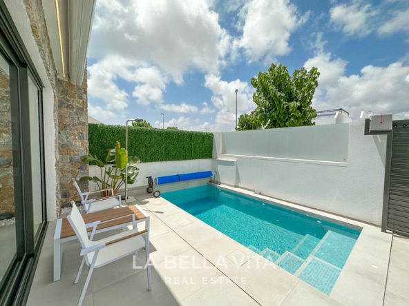 Modern resale property with private pool and solarium for sale in Pilar de La Horadada, Alicante, Costa Blanca