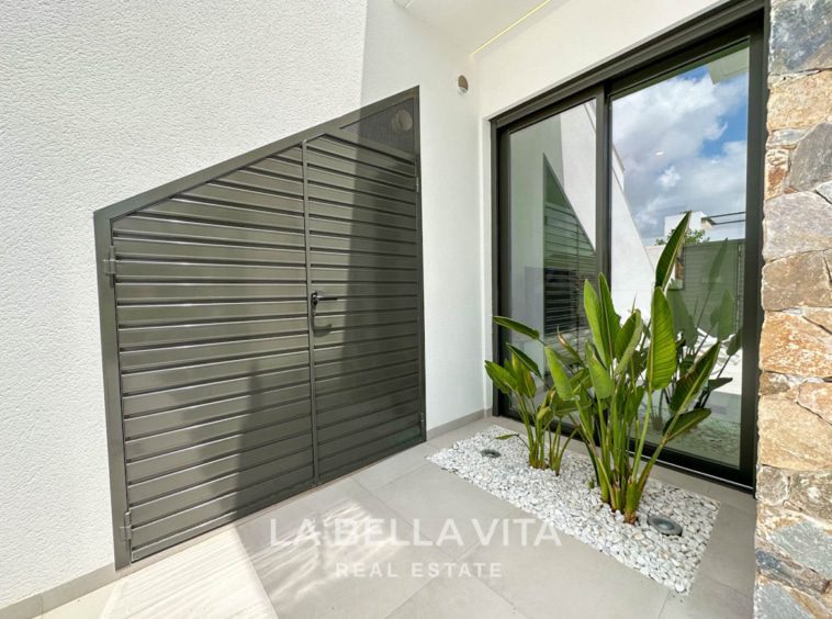 Modern resale property with private pool and solarium for sale in Pilar de La Horadada, Alicante, Costa Blanca