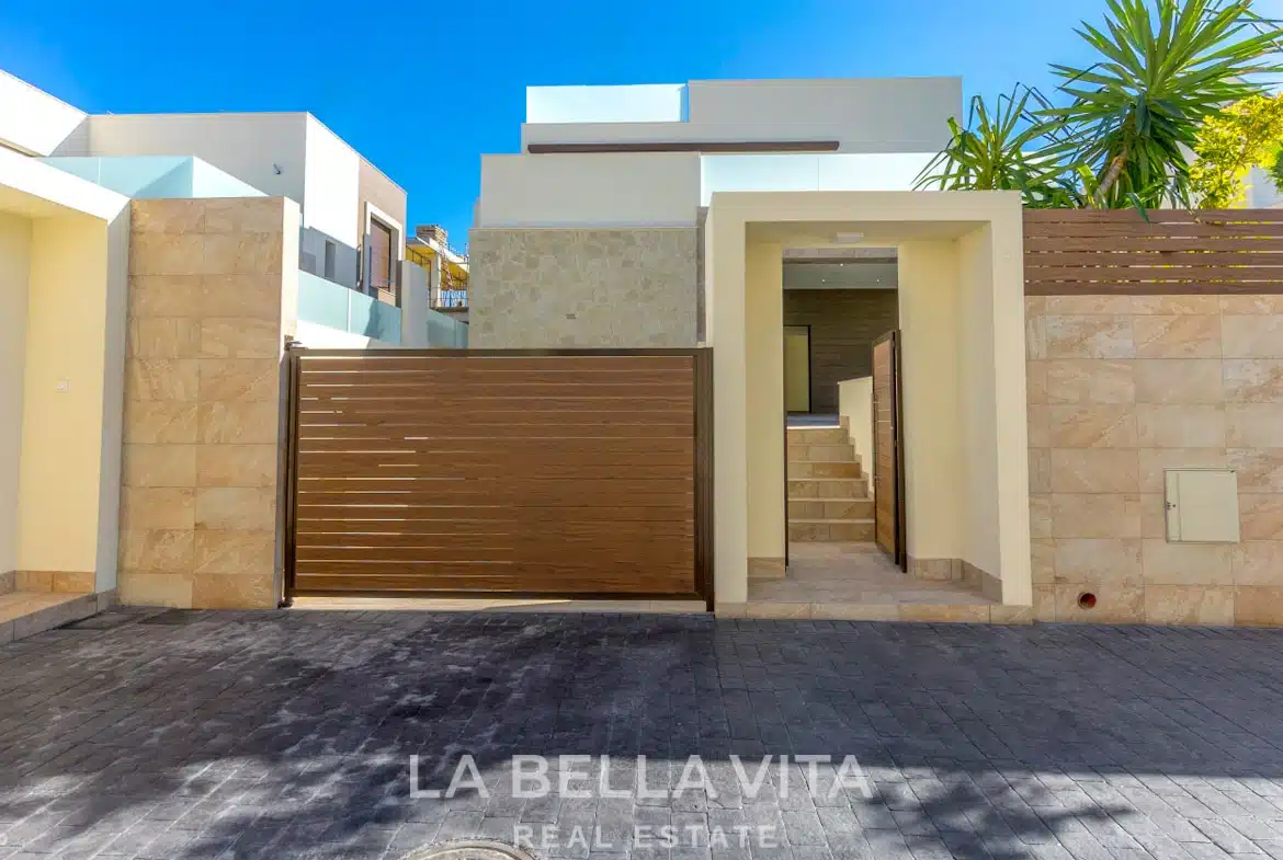 Luxury independent Property with private pool for sale in Benijofar, Rojales