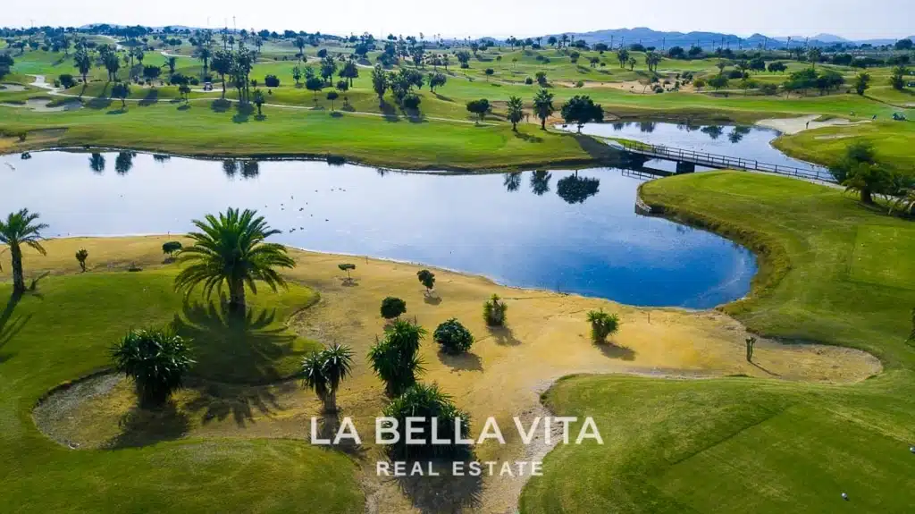 Jednopiętrowe nowe wille na sprzedaż w Vistabella Golf, Alicante
