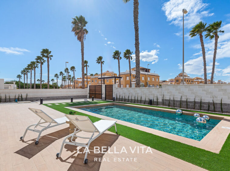 Turnkey Mediterranean villa with private pool for sale in Ciudad Quesada