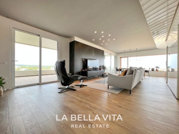 Luxury resale apartment for sale in Madroño community, Las Colinas Golf, Alicante, Spain