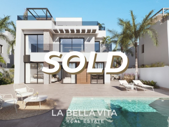 Magnificent Villa with private pool for sale in Santa Rosalia Lake sold
