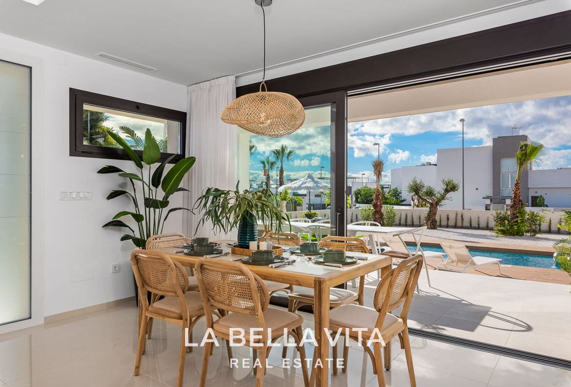 Modern Mediterranean style properties for sale in Ciudad Quesada, Costa Blanca South, Spain. Independent single storey villa with private pool and solarium