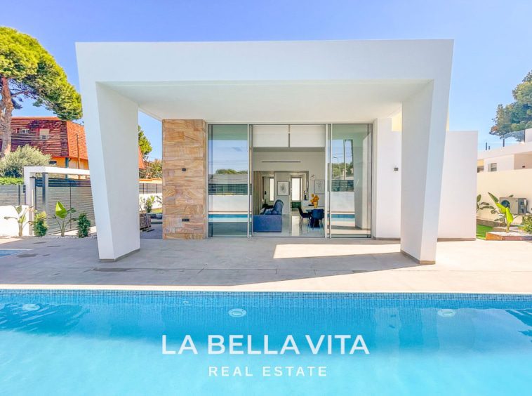 New Build Modern Luxury Properties for sale in La Torreta, Torrevieja, Costa Blanca, Spain. Independent villa with private pool and solarium.