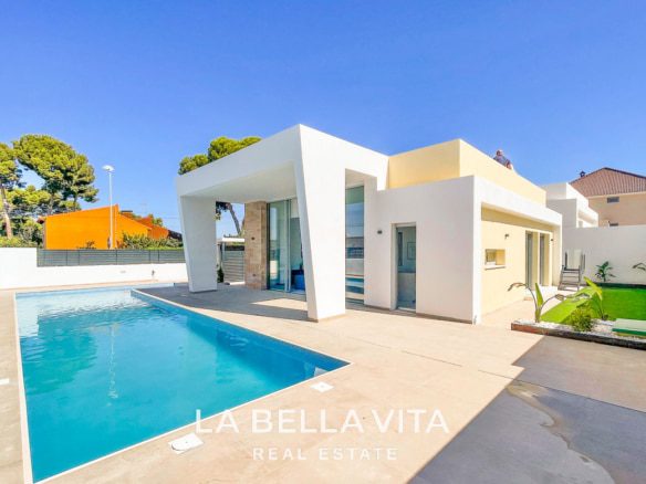 New Build Modern Luxury Properties for sale in La Torreta, Torrevieja, Costa Blanca, Spain. Independent villa with private pool and solarium.
