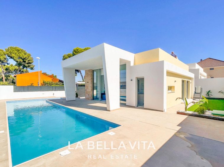 New Build Modern Luxury Properties for sale in La Torreta, Torrevieja, Costa Blanca, Spain. Independent villa with private pool and solarium.