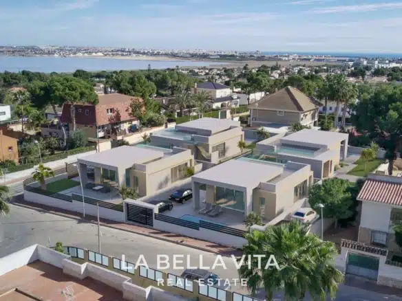 New Build Modern Luxury Properties for sale in La Torreta, Torrevieja, Costa Blanca, Spain. Independent villa with private pool and solarium.