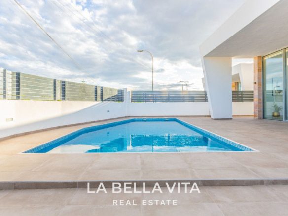 New Build Modern Luxury Properties for sale in La Torreta, Torrevieja, Costa Blanca, Spain. Independent villa with private pool and solarium.