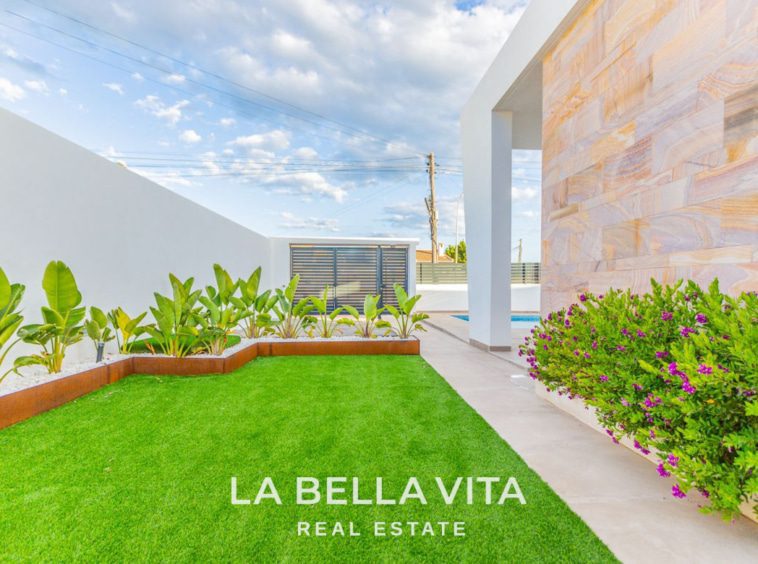 New Build Modern Luxury Properties for sale in La Torreta, Torrevieja, Costa Blanca, Spain. Independent villa with private pool and solarium.