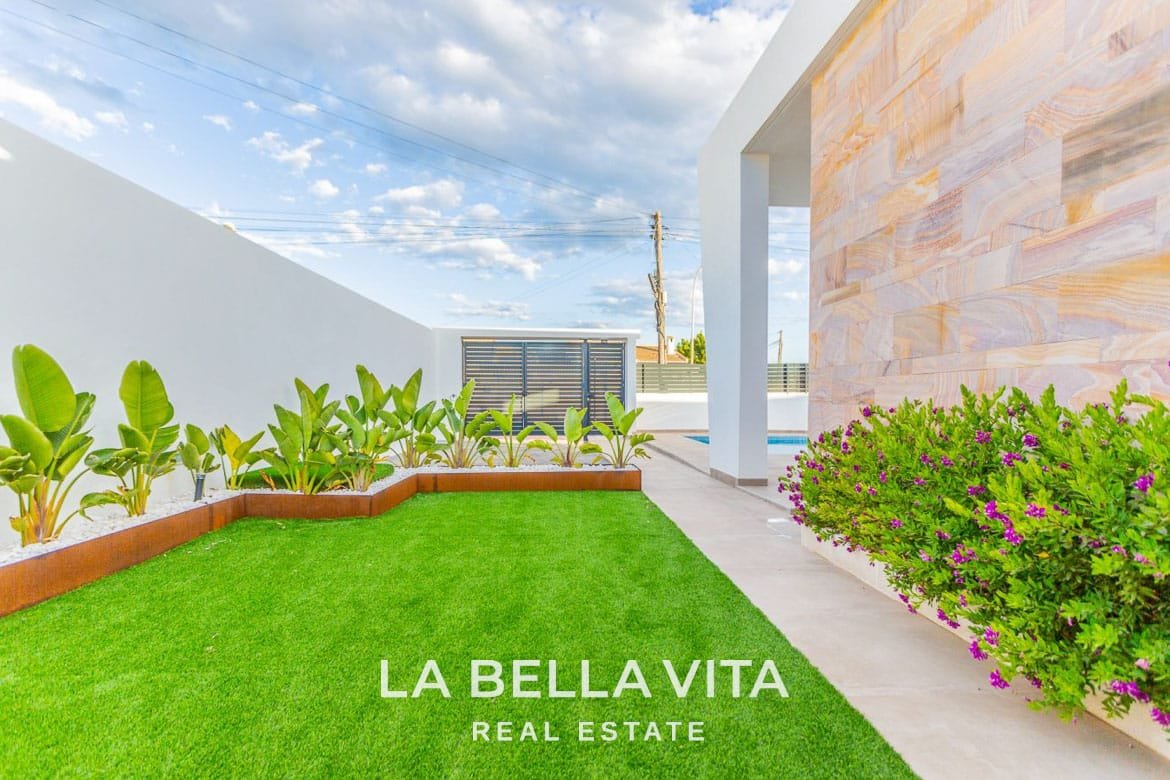New Build Modern Luxury Properties for sale in La Torreta, Torrevieja, Costa Blanca, Spain. Independent villa with private pool and solarium.