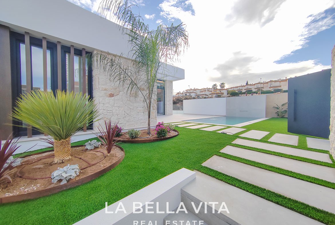 New Build independent Villa with basement for sale in La Marquesa Golf Course, Rojales