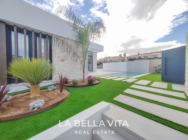 New Build independent Villa with basement for sale in La Marquesa Golf Course, Rojales
