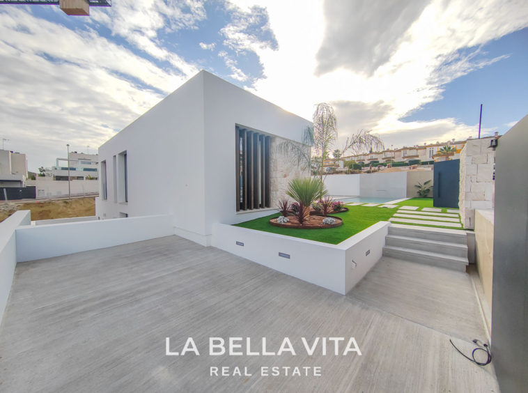 New Build independent Villa with basement for sale in La Marquesa Golf Course, Rojales