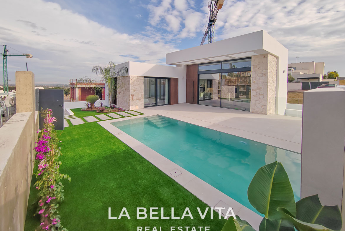 New Build independent Villa with basement for sale in La Marquesa Golf Course, Rojales