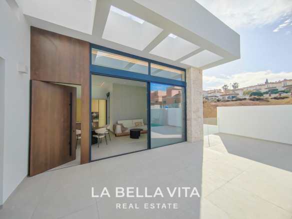 New Build independent Villa with basement for sale in La Marquesa Golf Course, Rojales