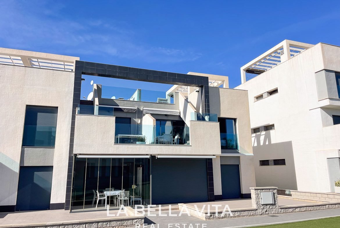 Modern Resale Top floor Penthouse Apartment with solarium for sale in Oasis Beach X, El Raso, Guardamar del Segura, Costa Blanca South