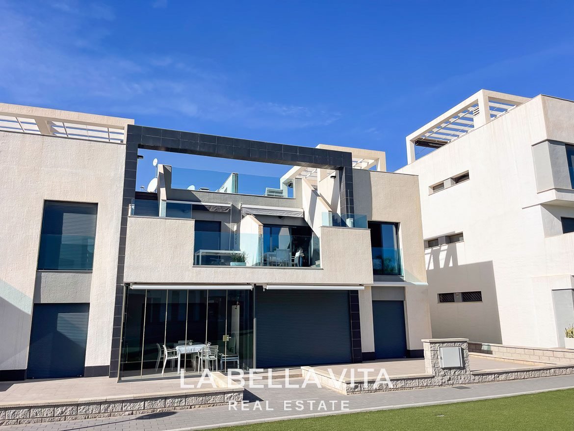 Modern Resale Top floor Penthouse Apartment with solarium for sale in Oasis Beach X, El Raso, Guardamar del Segura, Costa Blanca South