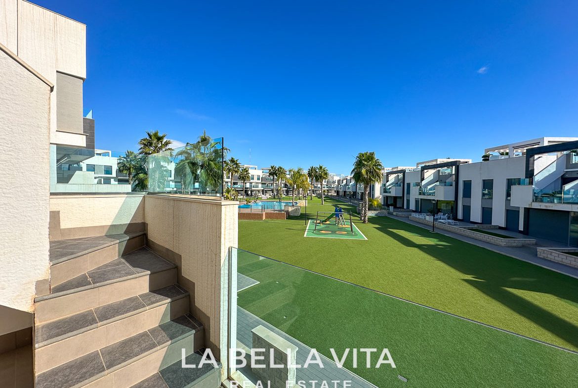 Modern Resale Top floor Penthouse Apartment with solarium for sale in Oasis Beach X, El Raso, Guardamar del Segura, Costa Blanca South