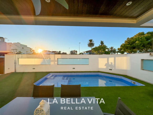 Detached Property with pool for sale in Mil Palmeras, Orihuela Costa