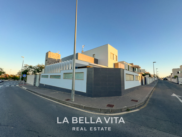 Detached Property with pool for sale in Mil Palmeras, Orihuela Costa