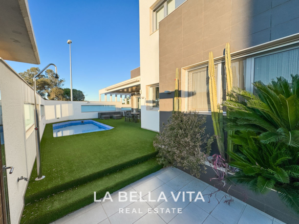 Detached Property with pool for sale in Mil Palmeras, Orihuela Costa