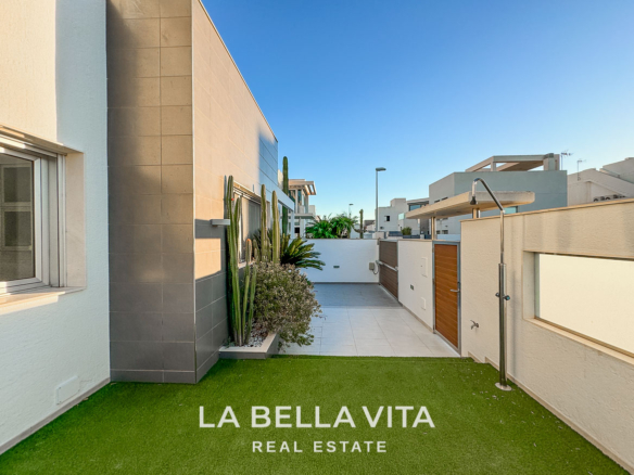 Detached Property with pool for sale in Mil Palmeras, Orihuela Costa