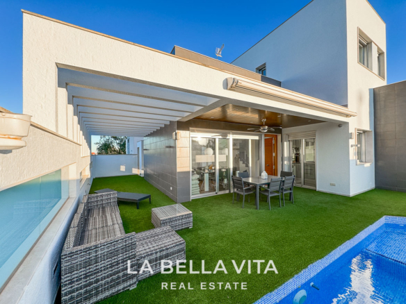 Detached Property with pool for sale in Mil Palmeras, Orihuela Costa