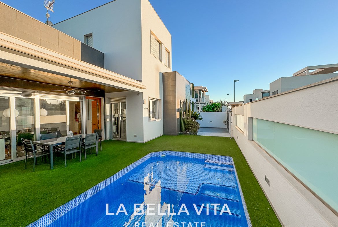 Detached Property with pool for sale in Mil Palmeras, Orihuela Costa