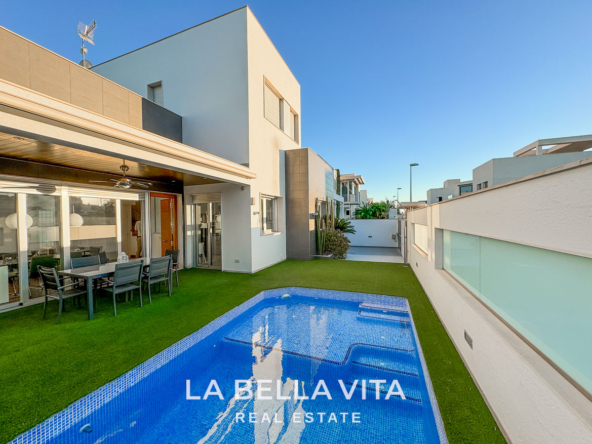 Detached Property with pool for sale in Mil Palmeras, Orihuela Costa