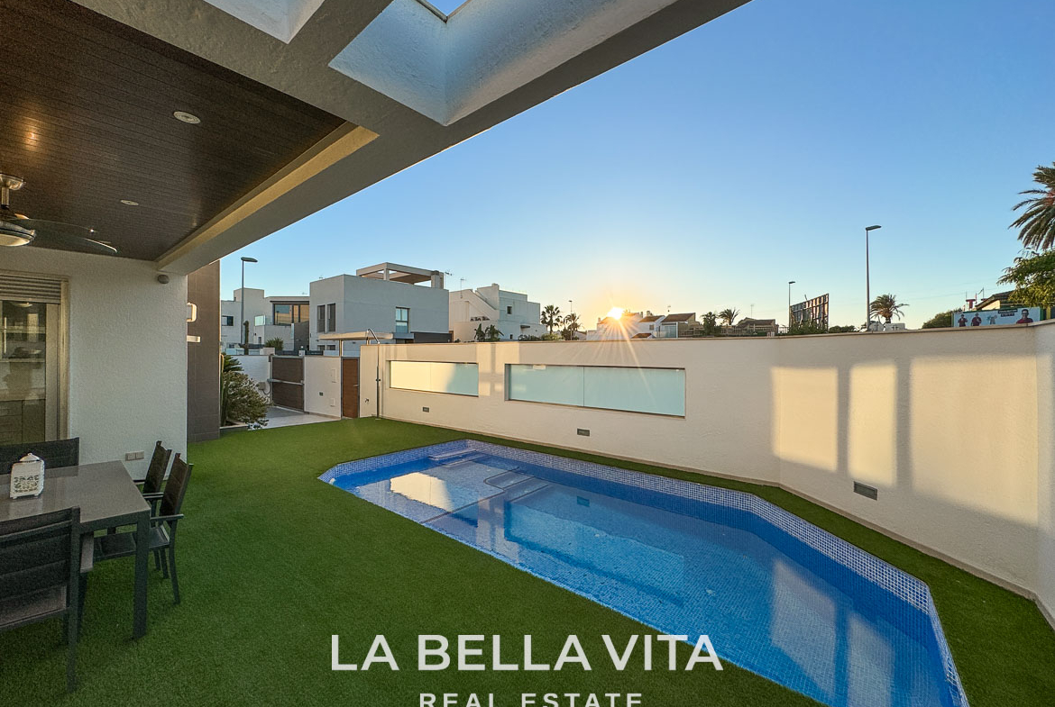 Detached Property with pool for sale in Mil Palmeras, Orihuela Costa