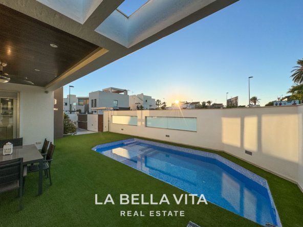 Detached Property with pool for sale in Mil Palmeras, Orihuela Costa