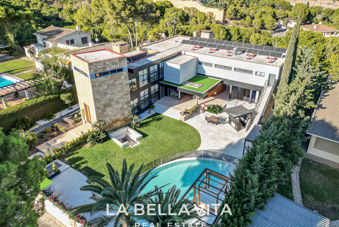 Exclusive Boutique Hotel Villa for Sale in Campoamor, Orihuela Costa – Luxury 7-Bedroom Property with Gourmet Kitchen and Private Pool, Closed Garage