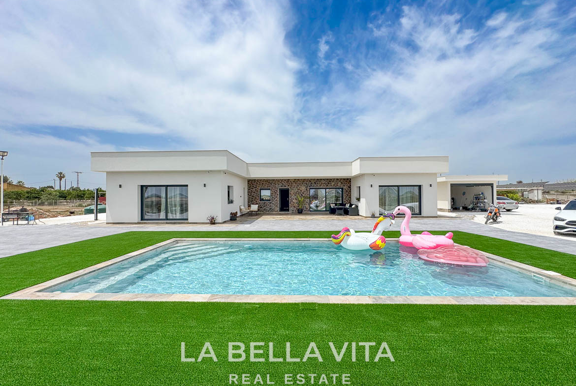 New Luxury House with private pool, solarium, garage and a 11,436 m2 of land for sale in Ciudad Quesada, Spain