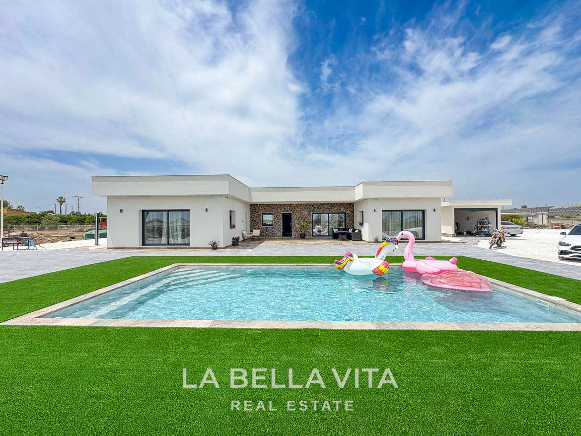 New Luxury House with private pool, solarium, garage and a 11,436 m2 of land for sale in Ciudad Quesada, Spain