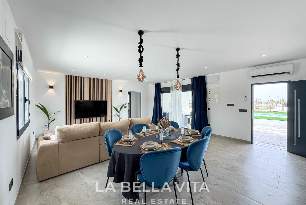 New Luxury House with private pool, solarium, garage and a 11,436 m2 of land for sale in Ciudad Quesada, Spain