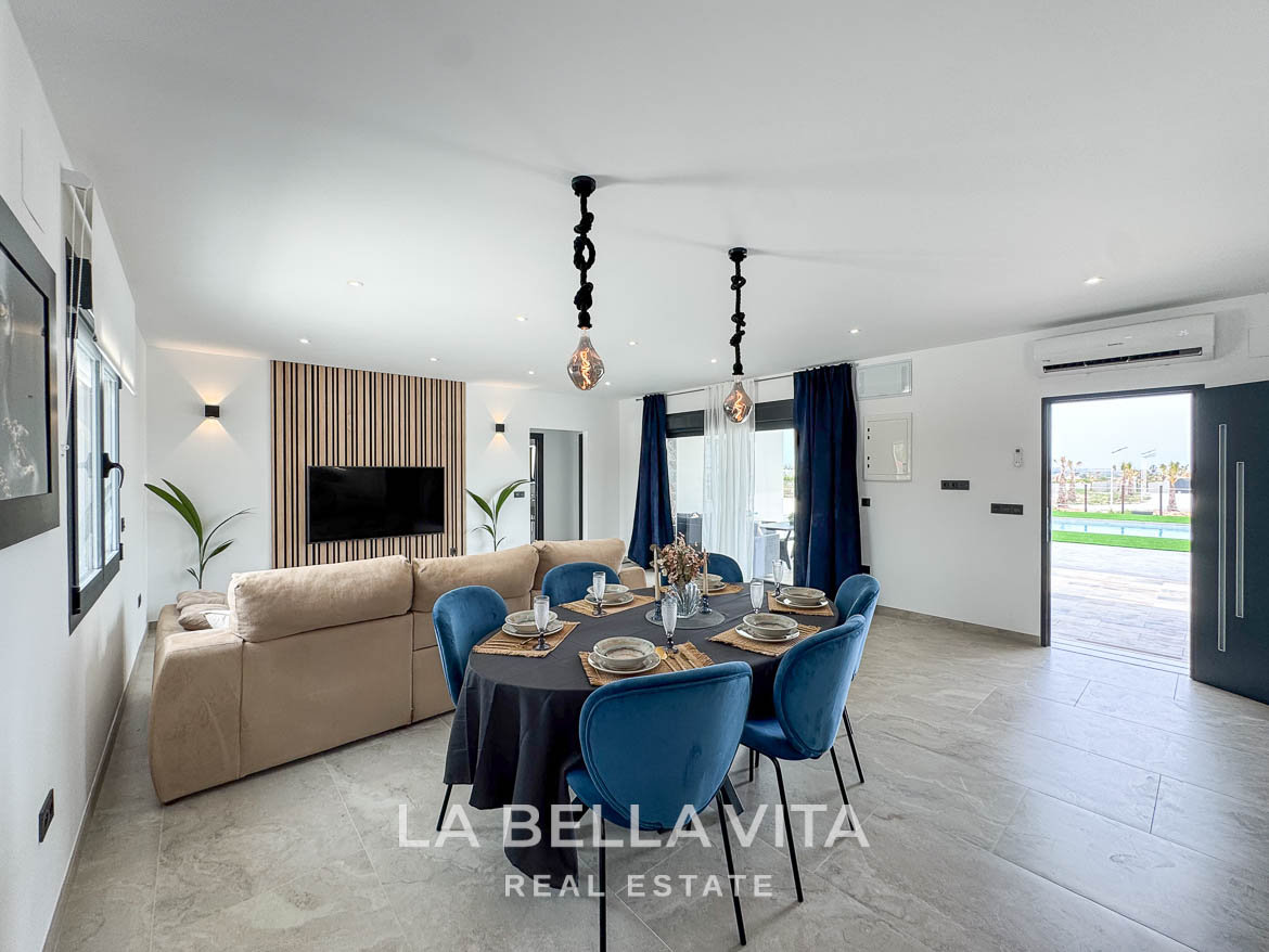 New Luxury House with private pool, solarium, garage and a 11,436 m2 of land for sale in Ciudad Quesada, Spain