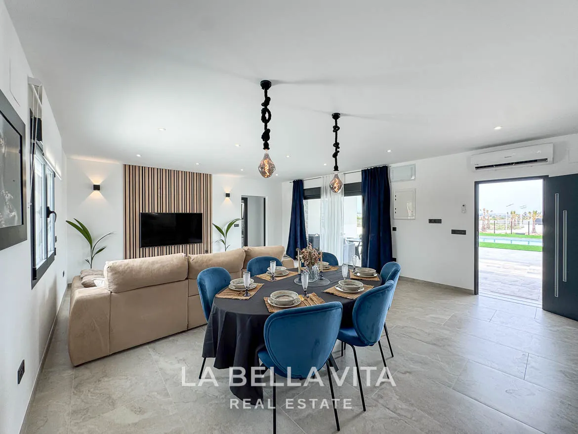 New Luxury House with private pool, solarium, garage and a 11,436 m2 of land for sale in Ciudad Quesada, Spain