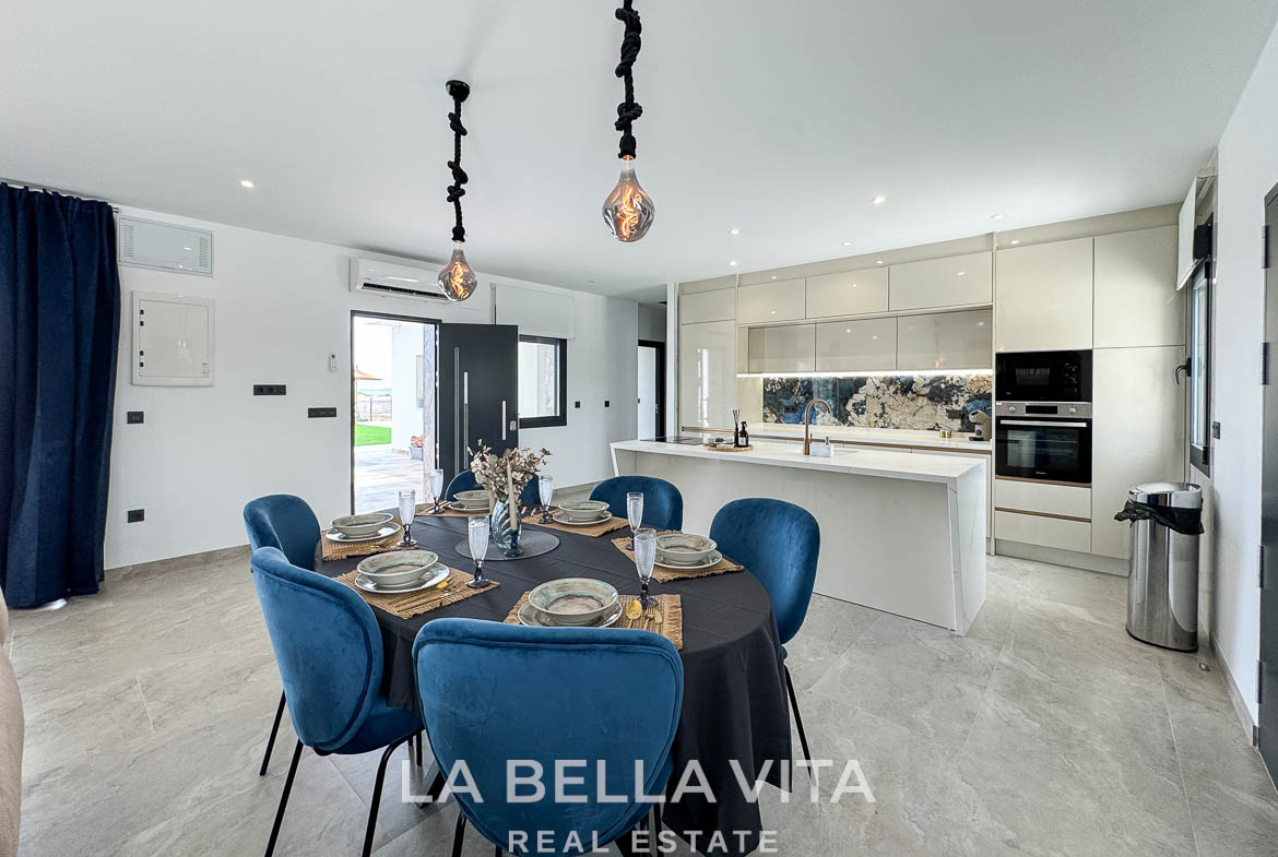 New Luxury House with private pool, solarium, garage and a 11,436 m2 of land for sale in Ciudad Quesada, Spain