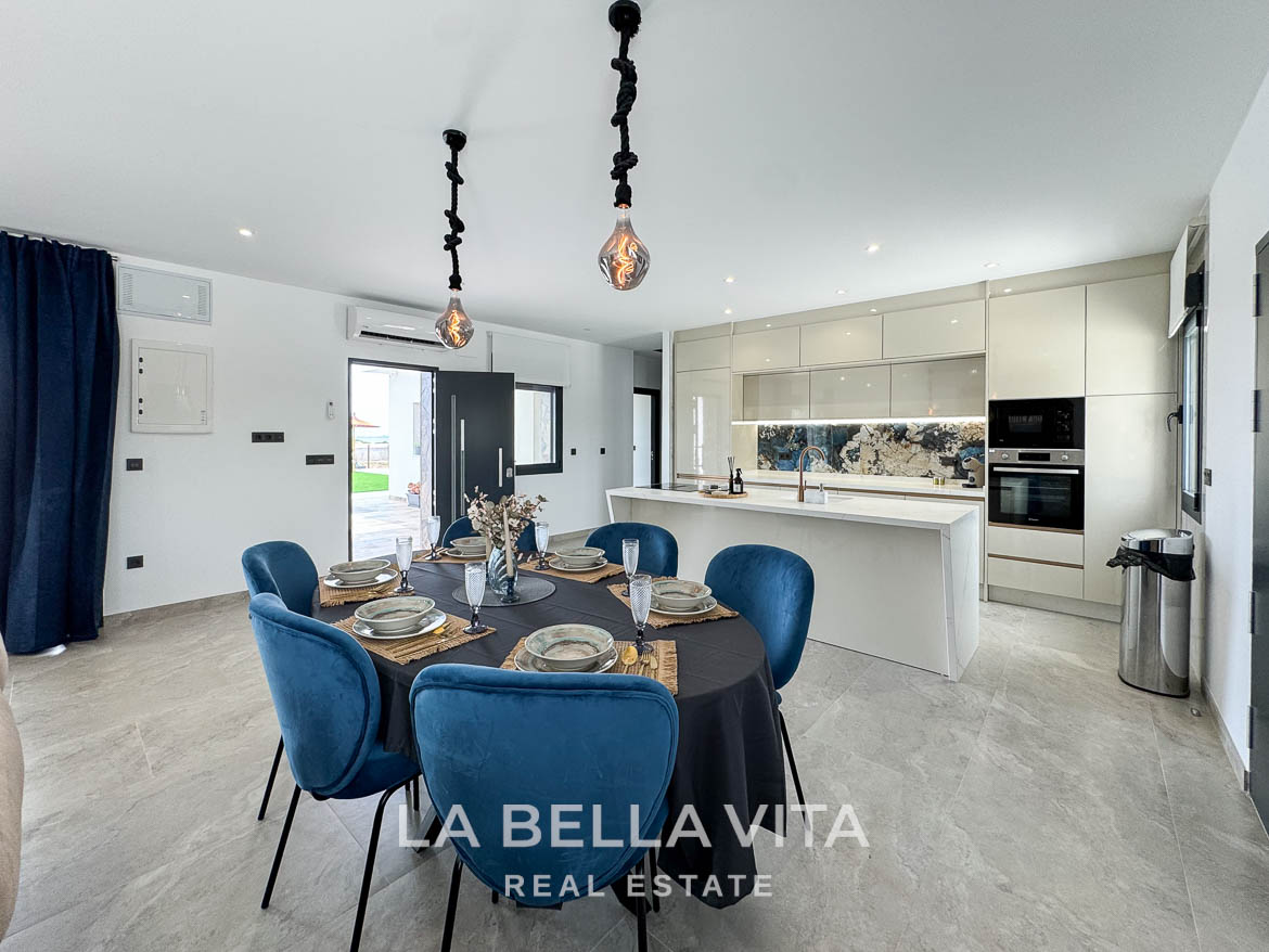 New Luxury House with private pool, solarium, garage and a 11,436 m2 of land for sale in Ciudad Quesada, Spain