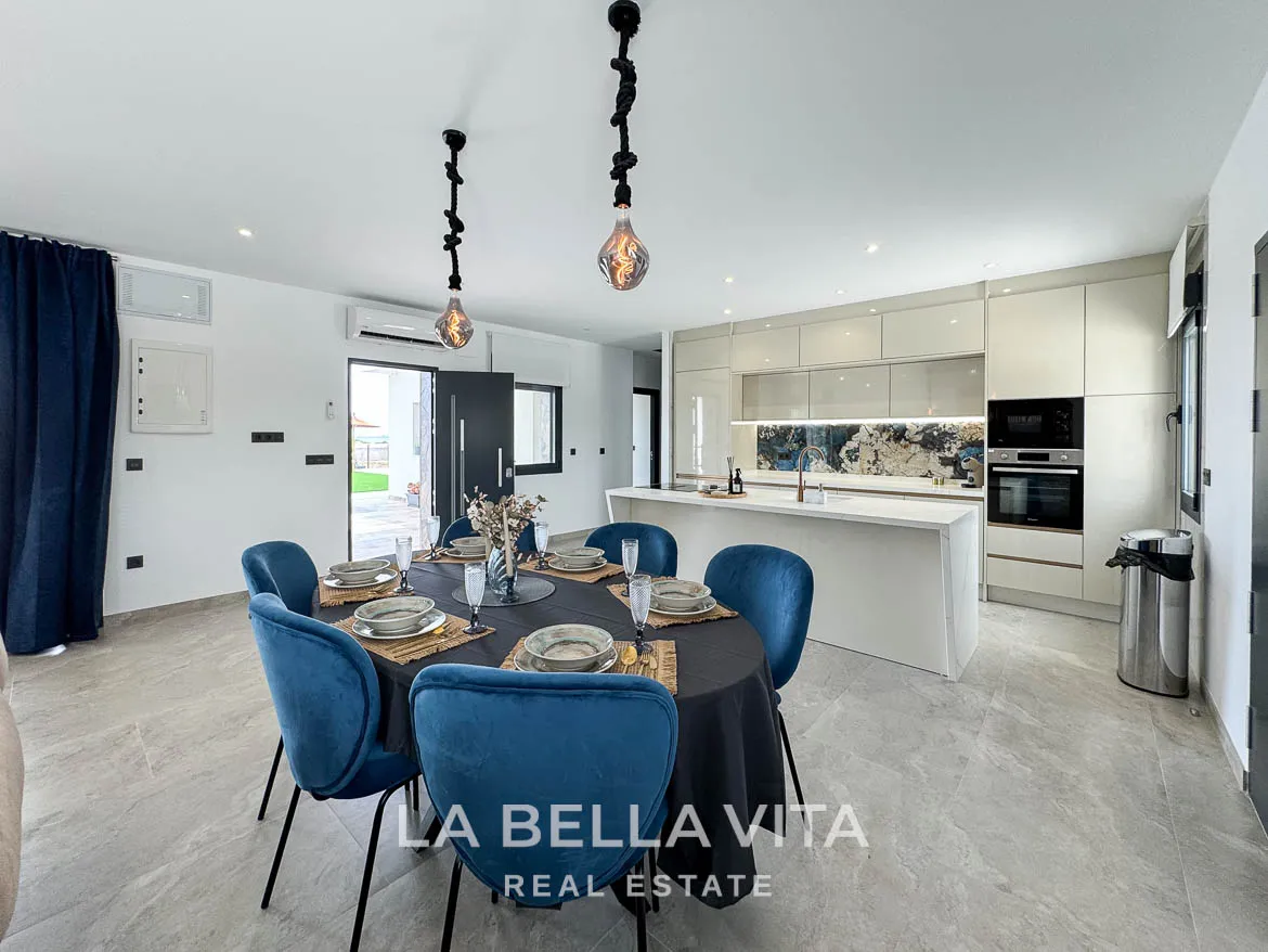 New Luxury House with private pool, solarium, garage and a 11,436 m2 of land for sale in Ciudad Quesada, Spain