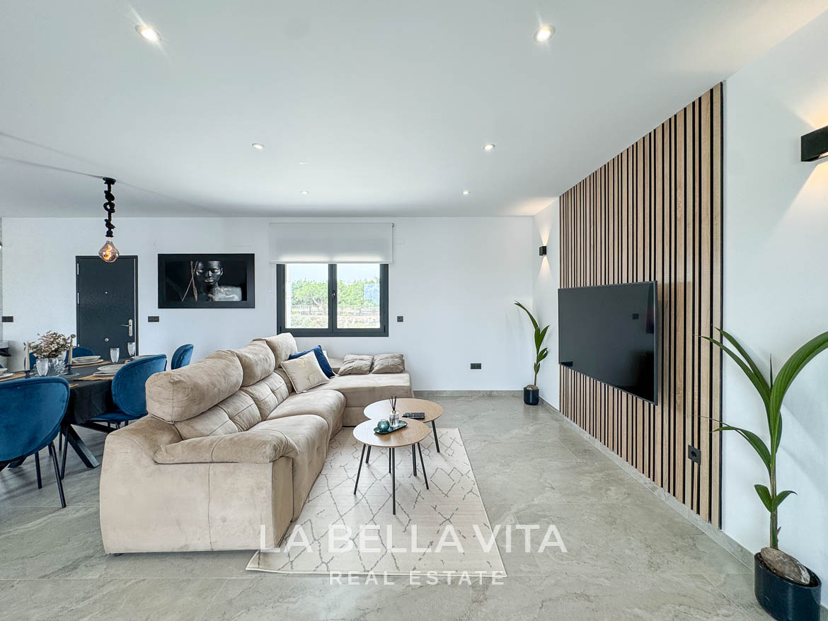 New Luxury House with private pool, solarium, garage and a 11,436 m2 of land for sale in Ciudad Quesada, Spain