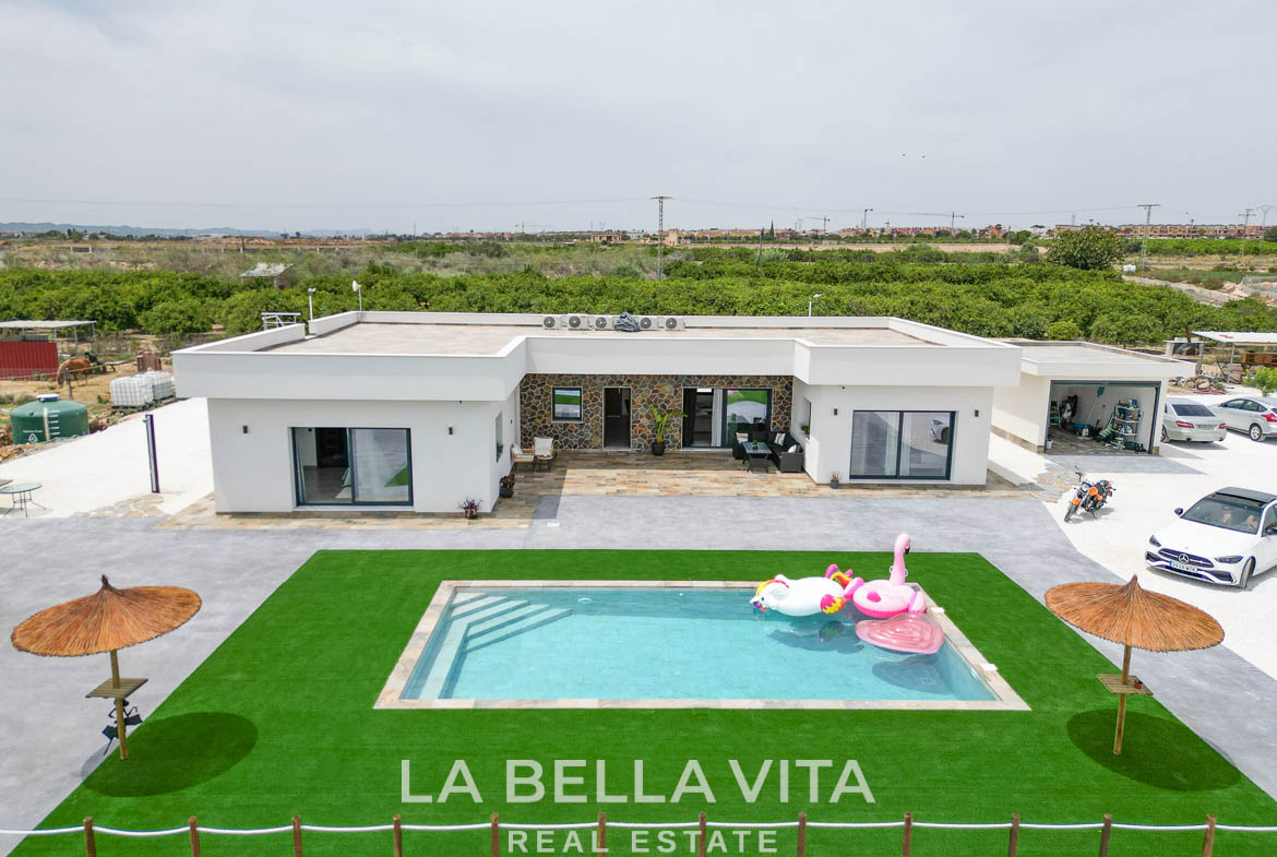 New Luxury House with private pool, solarium, garage and a 11,436 m2 of land for sale in Ciudad Quesada, Spain