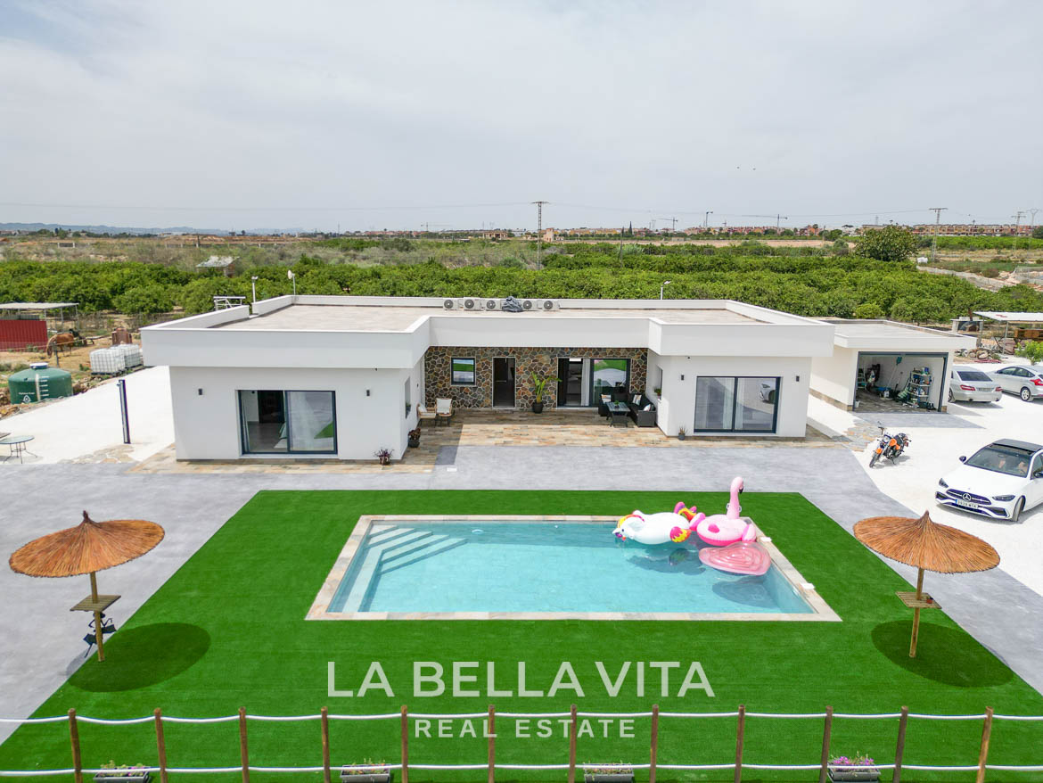 New Luxury House with private pool, solarium, garage and a 11,436 m2 of land for sale in Ciudad Quesada, Spain