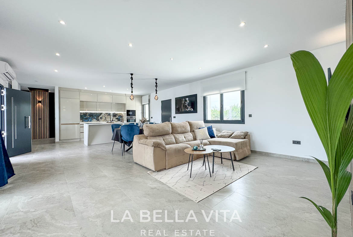 New Luxury House with private pool, solarium, garage and a 11,436 m2 of land for sale in Ciudad Quesada, Spain