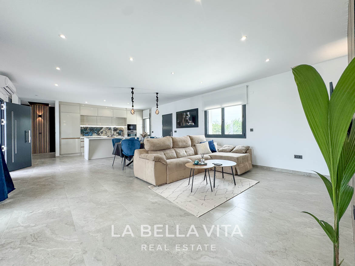 New Luxury House with private pool, solarium, garage and a 11,436 m2 of land for sale in Ciudad Quesada, Spain