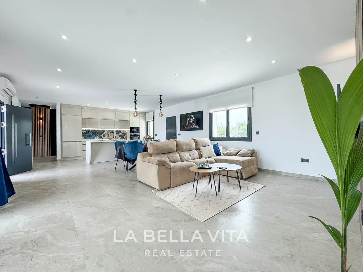 New Luxury House with private pool, solarium, garage and a 11,436 m2 of land for sale in Ciudad Quesada, Spain