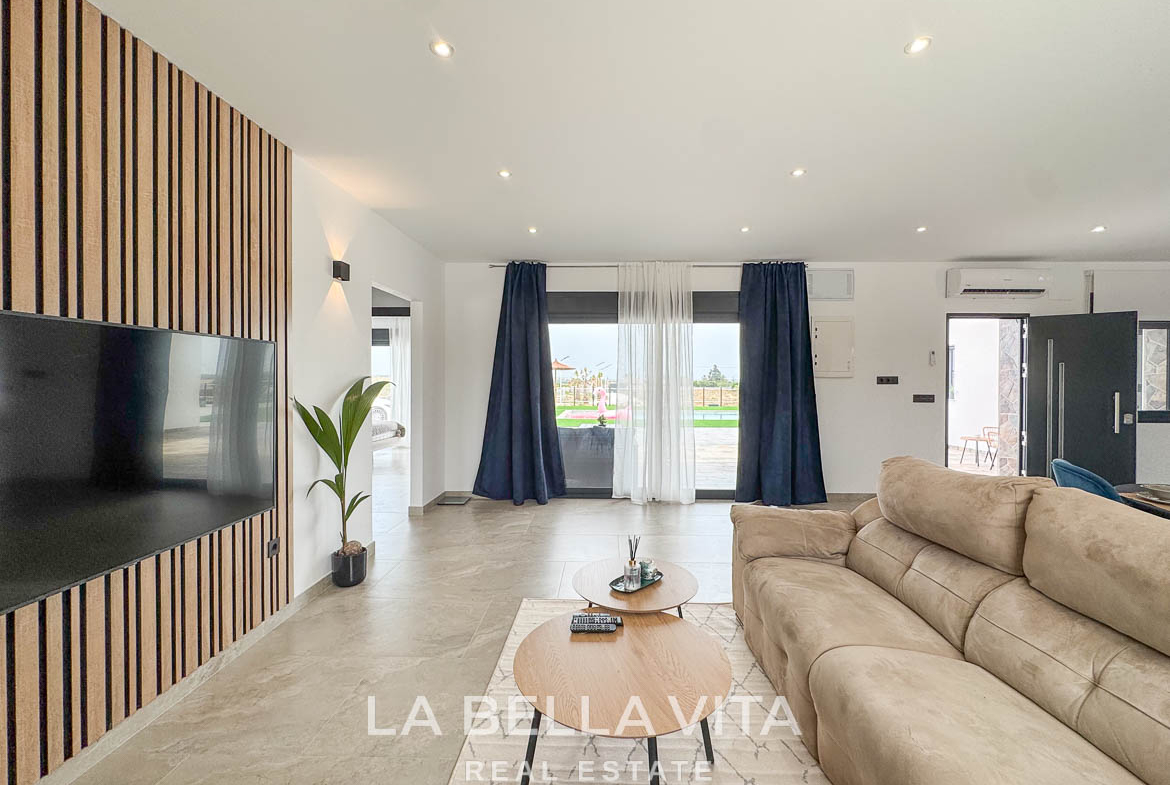 New Luxury House with private pool, solarium, garage and a 11,436 m2 of land for sale in Ciudad Quesada, Spain