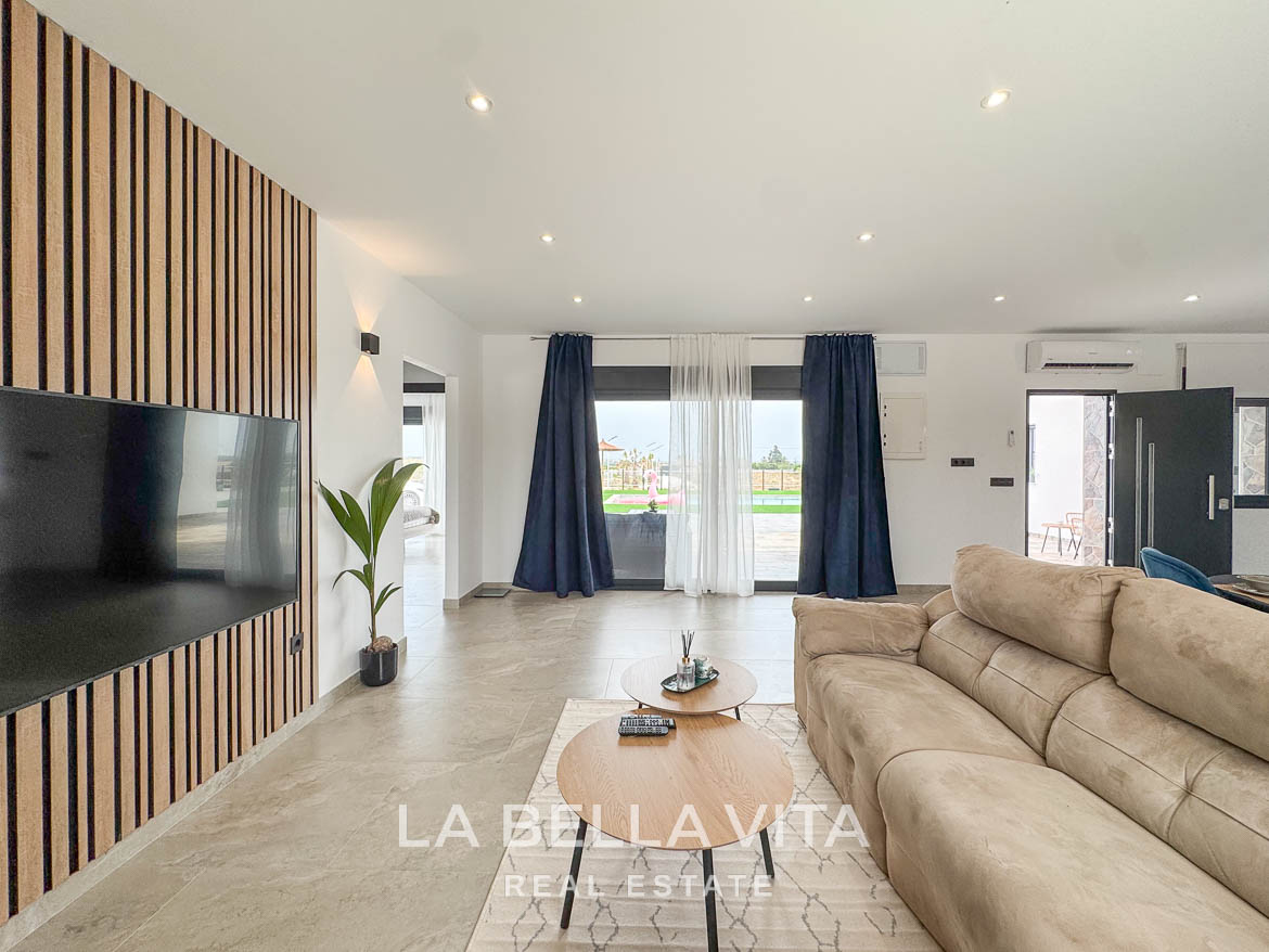 New Luxury House with private pool, solarium, garage and a 11,436 m2 of land for sale in Ciudad Quesada, Spain