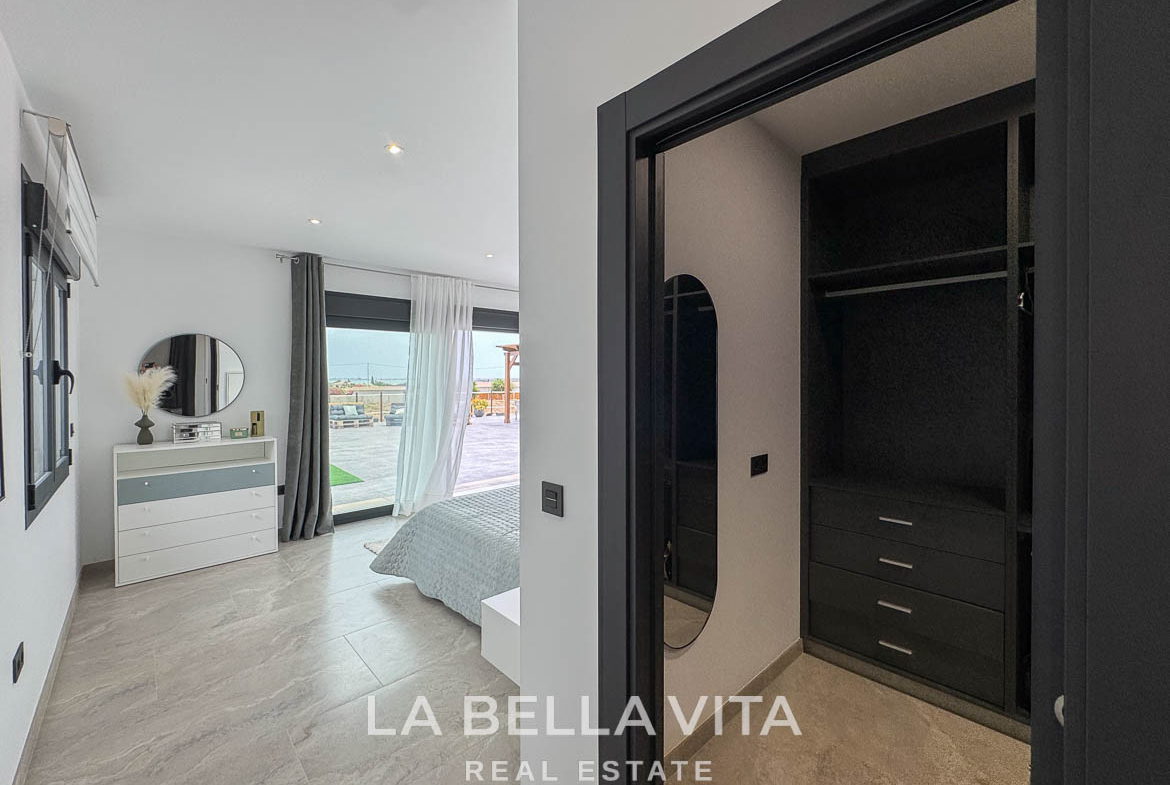 New Luxury House with private pool, solarium, garage and a 11,436 m2 of land for sale in Ciudad Quesada, Spain